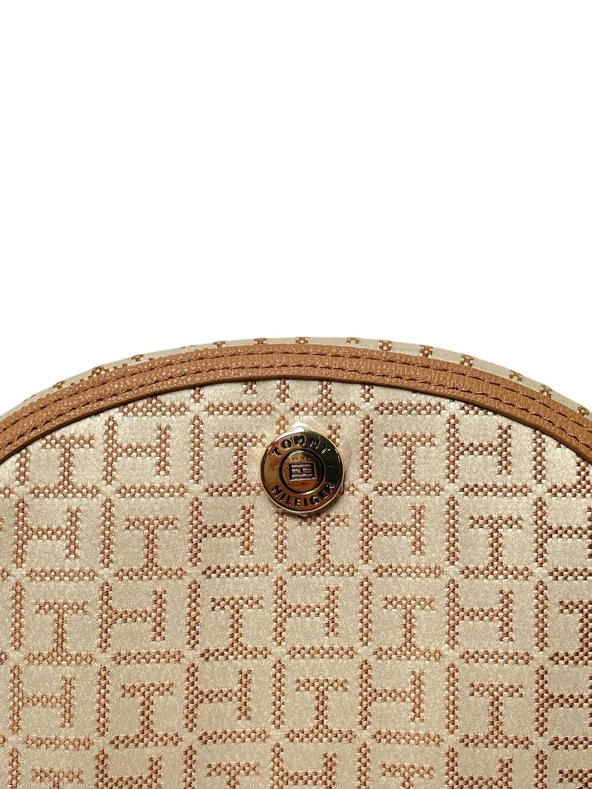 👜 Bolsa Crossbody Tommy Hilfiger Monograma Beige | Estilo Clásico y Tamaño Ideal